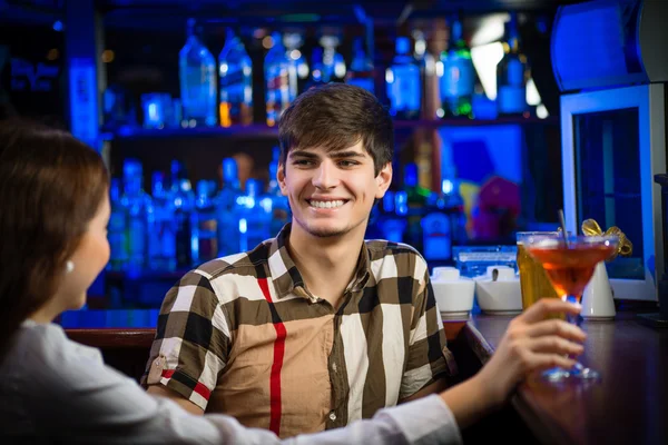 Ung man i baren — Stockfoto