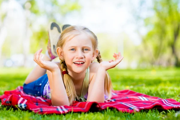 Portret van een glimlachende meisje in een park — Stockfoto