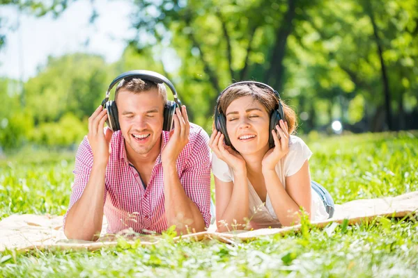 Paar im Park — Stockfoto