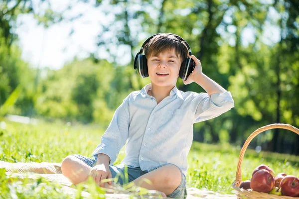 Pojken njuter musik — Stockfoto