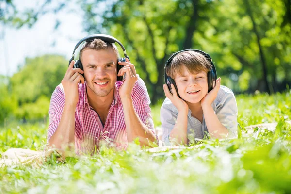 Padre e figlio nel parco estivo — Foto Stock