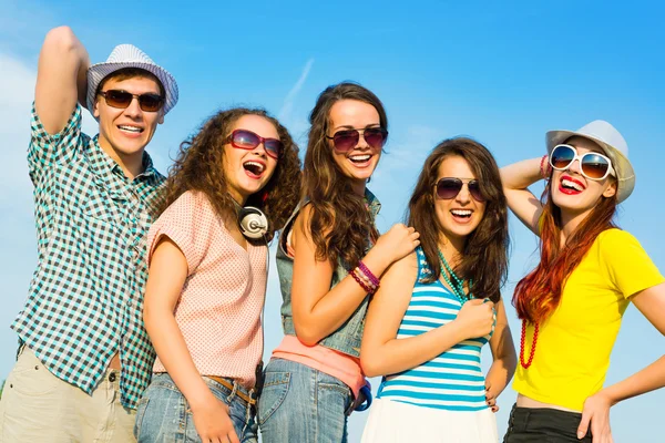 Group of young people wearing sunglasses and hat — Stok fotoğraf