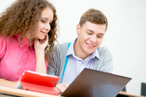 Estudantes juntos para discutir palestra — Fotografia de Stock