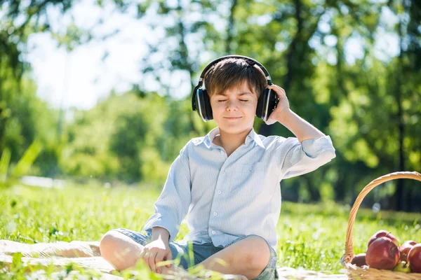 Chłopiec korzystających muzyki — Zdjęcie stockowe