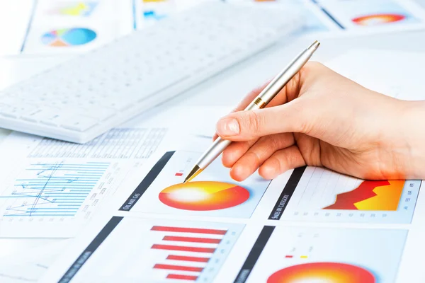 Hand zeigt auf Finanzdiagramm — Stockfoto