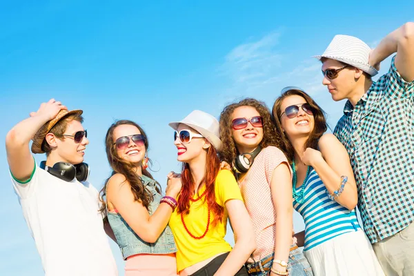 Grupo de jovens que usam óculos de sol e chapéu — Fotografia de Stock