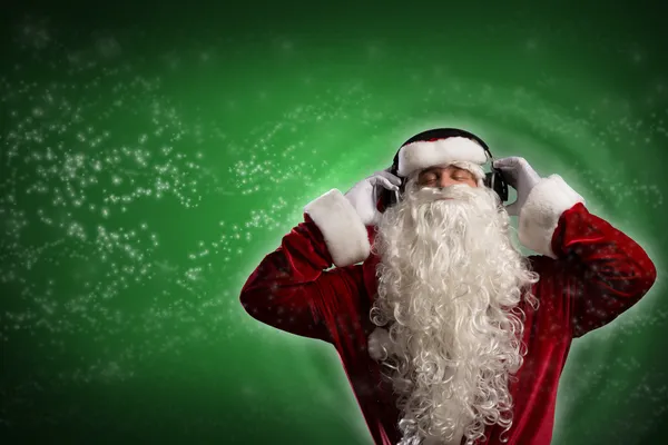 Санта Клаус слушает музыку — стоковое фото