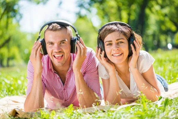 Couple in park — Stock Photo, Image