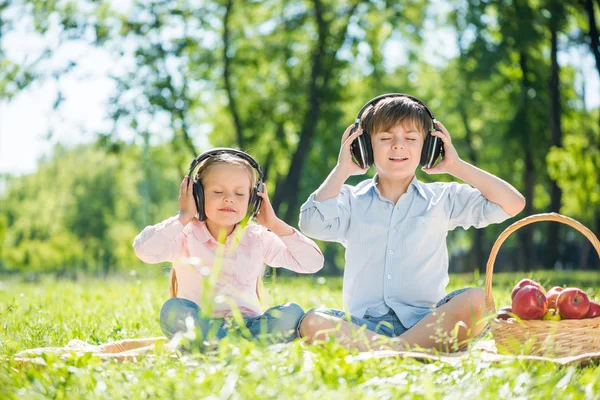 Children enjoying music — Stock Photo, Image