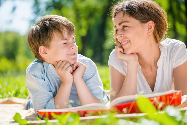 Familie im Park — Stockfoto