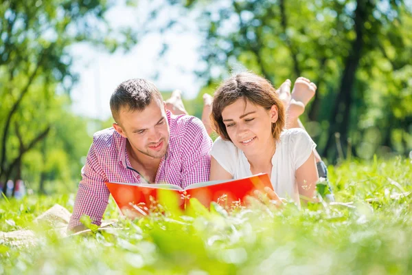 Datum in park — Stockfoto