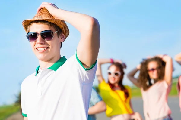 Junger Mann mit Sonnenbrille — Stockfoto