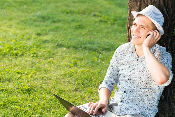 Ung man med en mobiltelefon — Stockfoto