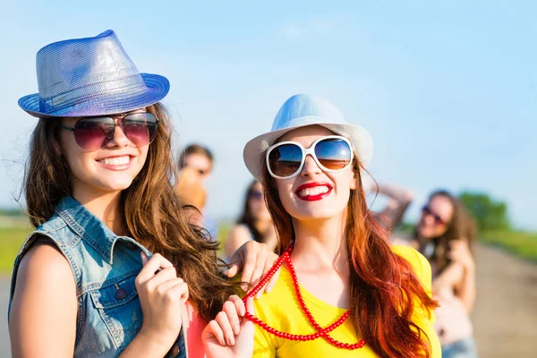 Deux jeunes copines s'amusent — Photo