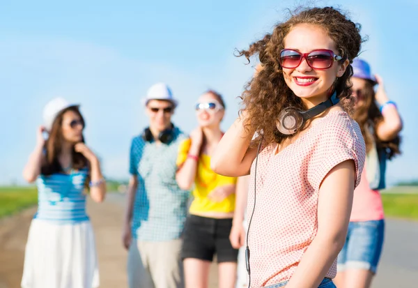 Mujer joven con auriculares — Foto de Stock