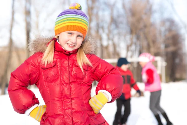 Menina em um parque de inverno — Fotografia de Stock