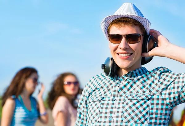 Junger Mann mit Sonnenbrille — Stockfoto