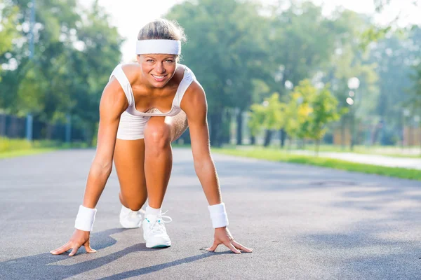 Läuferin in Startpose — Stockfoto