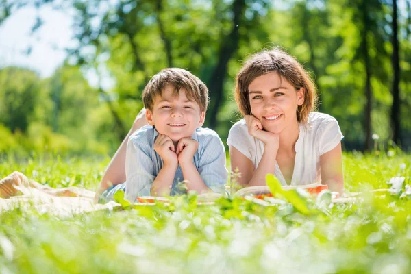 Famille au parc — Photo