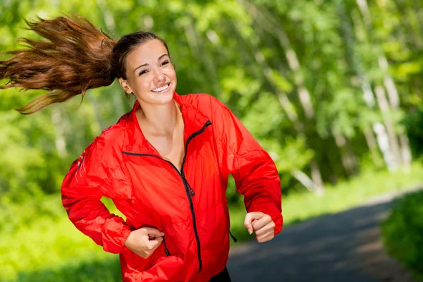 Jovem atleta feminina correndo — Fotografia de Stock