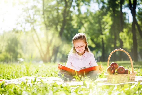 Dziewczyna w parku lato czytanie książki — Zdjęcie stockowe