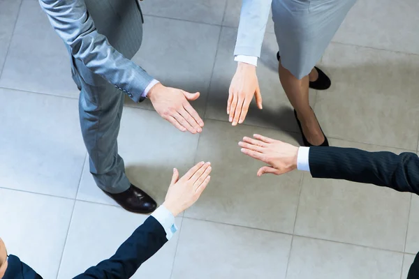 Händerna på företagare tillsammans — Stockfoto