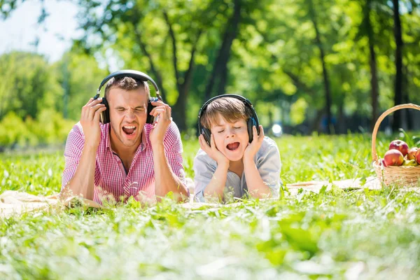 Padre e hijo en el parque —  Fotos de Stock