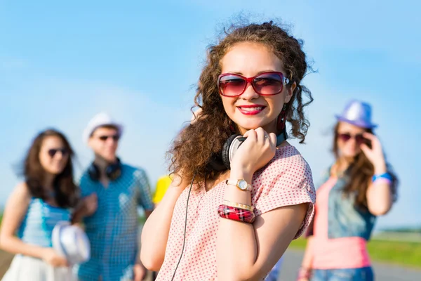 Jonge vrouw met koptelefoon — Stockfoto