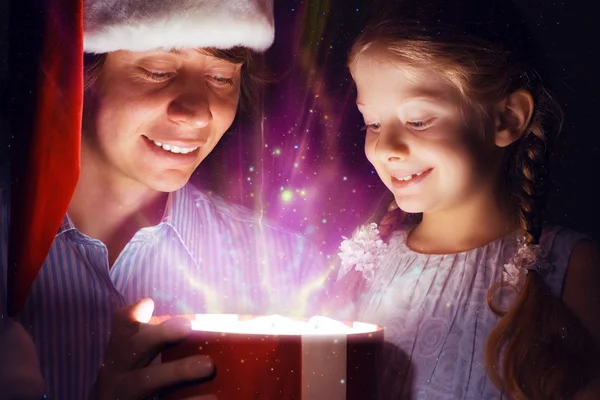 Father and daughter opened giftbox — Stock Photo, Image