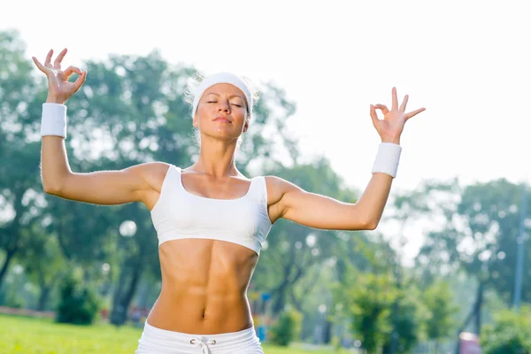 Sportlerin praktiziert Yoga — Stockfoto