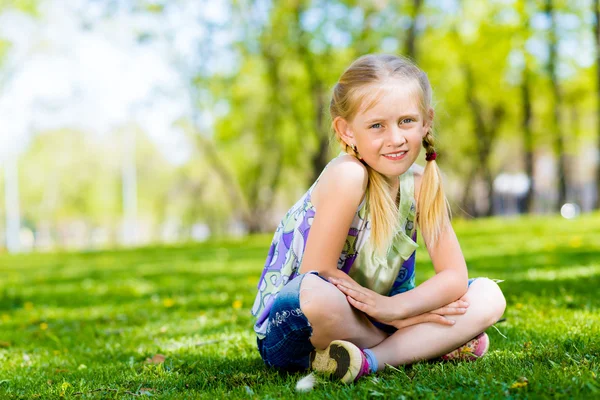 Portret van een meisje in een park — Stockfoto