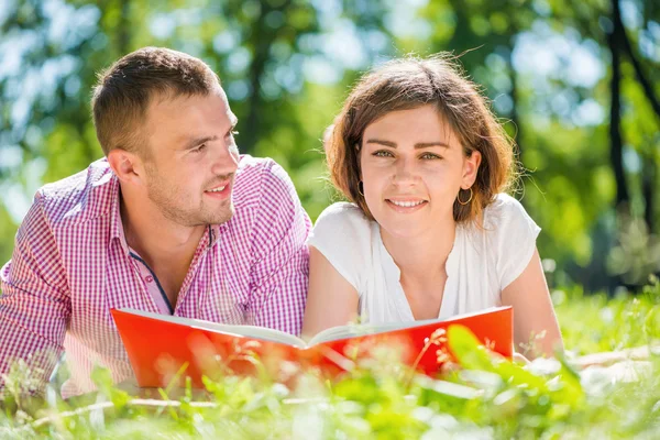 Pareja romántica tumbada en el parque — Foto de Stock