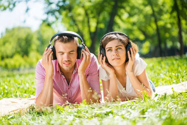 Paar im Park — Stockfoto