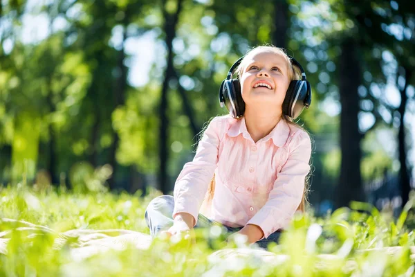 Kid avkopplande i park — Stockfoto