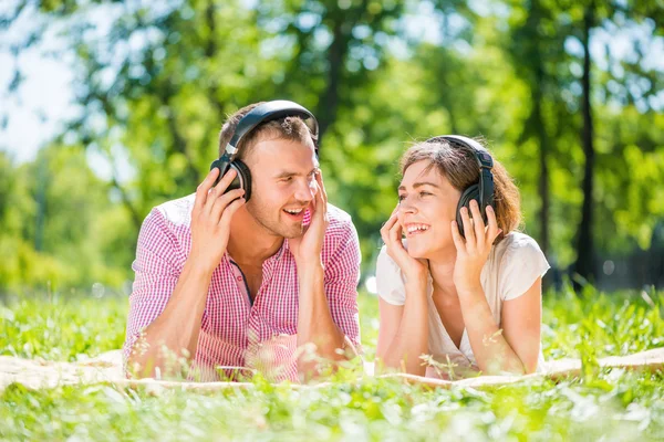 Couple dans le parc — Photo