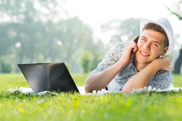 Ung man med en mobiltelefon — Stockfoto