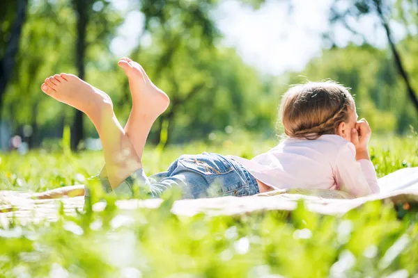 Kid i park — Stockfoto