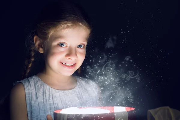 Mädchen öffnet eine Schachtel mit Magie — Stockfoto