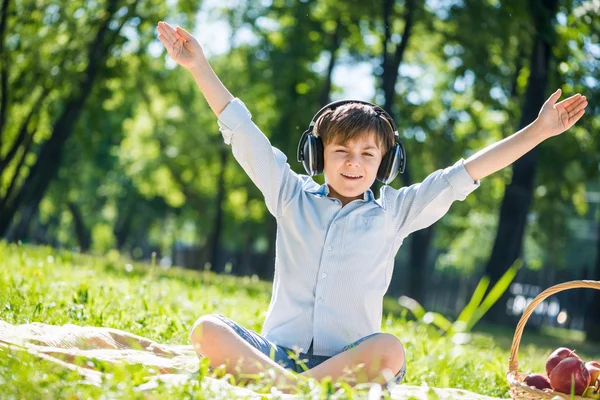 Ragazzo godendo di musica — Foto Stock