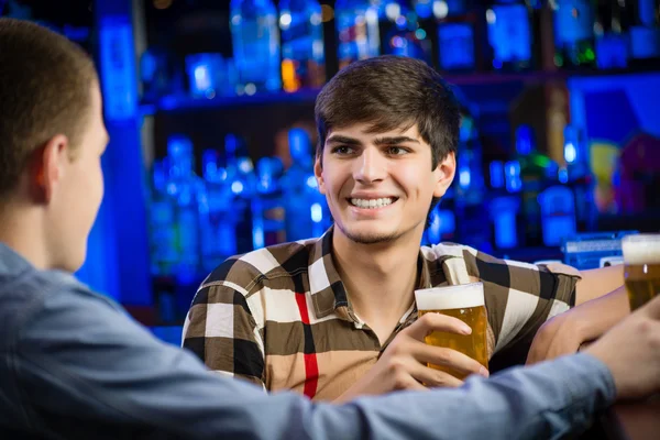 Młody mężczyzna w barze — Zdjęcie stockowe