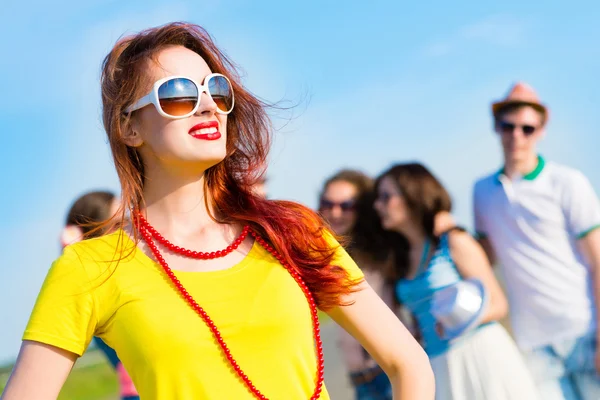 Mujer joven con estilo en gafas de sol — Foto de Stock