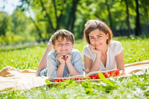 Familjen på park — Stockfoto