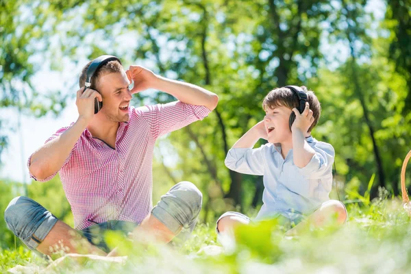 Père et fils dans le parc — Photo