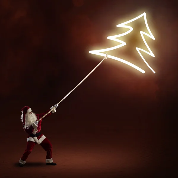 Weihnachtsmann zieht den Weihnachtsbaum — Stockfoto