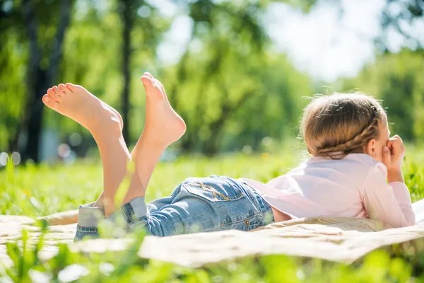 Kid i park — Stockfoto