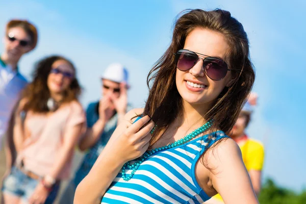 Jeune femme élégante avec des lunettes de soleil — Photo