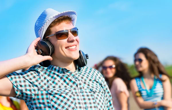 Jonge man met een zonnebril — Stockfoto