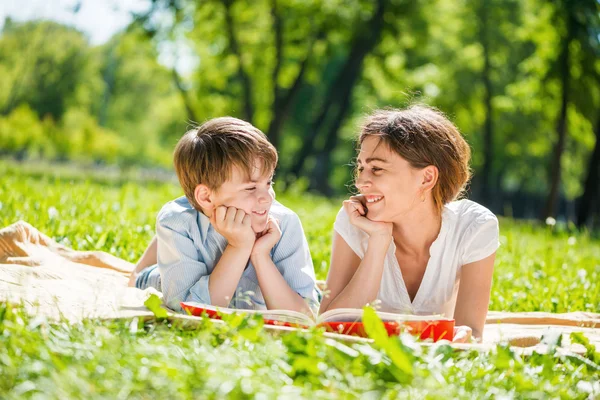 Famille au parc — Photo