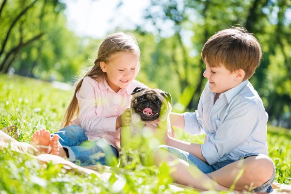 Kinderen in park met huisdier — Stockfoto