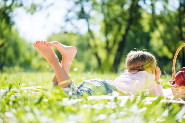 Kid in park — Stockfoto